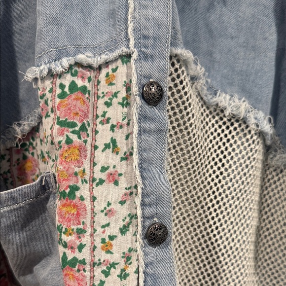 POL Denim and Cream Oversized Lightweight Floral Jean Jacket - Picture 6 of 11